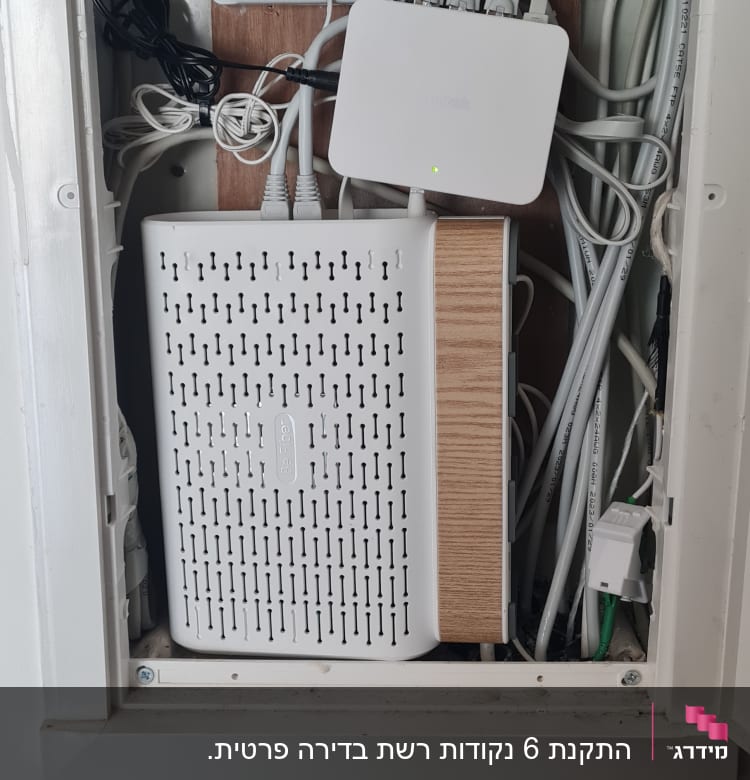 ארון תקשורת עם נתבים וכבלים מסודרים
